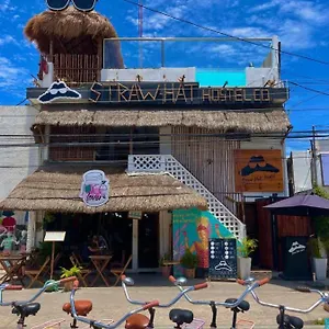 https://straw-hat-hostel-rooftop-bar.tulum-hotels.net